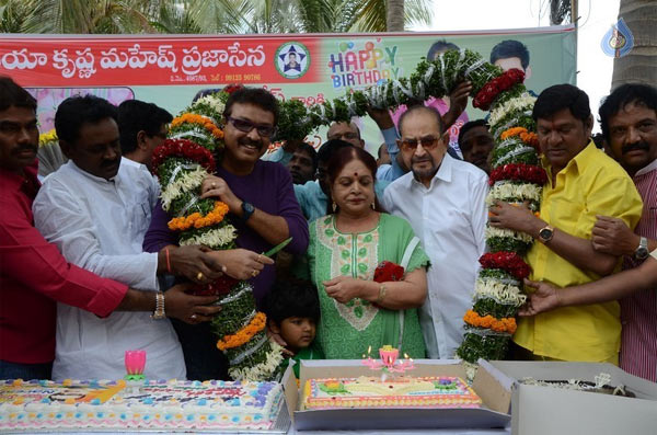 naresh birthday celebrations,super star krishna,vijayanirmala  ఘ‌నంగా జ‌రిగిన న‌రేష్ జ‌న్మ‌దిన వేడుక‌లు!